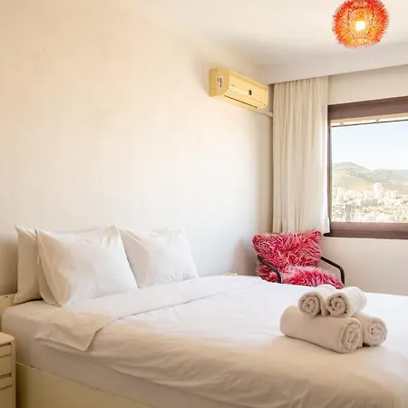 Colorful Flat With Central Location Near Trendy Attractions In Karsiyaka דירה *